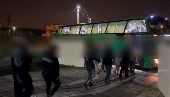 28人全被带回。（翻摄照片／高雄洪靖宜传真）