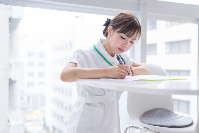 護理師回家後撞見男友和小三躺在床上，她非但沒有當場暴怒，出乎意料的反應讓眾人讚爆。（示意圖／達志影像）