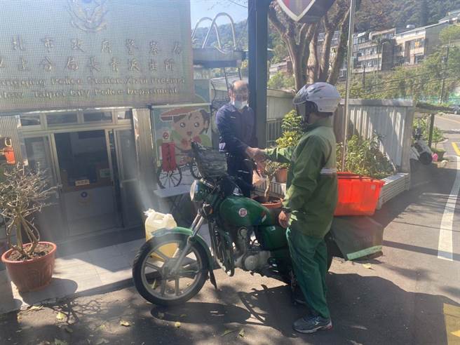 新北市汐止警分局长青派出所警员陈昌武协助邮差，利用预备汽油救援。（汐止警分局提供）