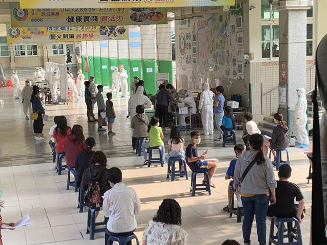 嘉义市嘉北国小经过昨天的扩大筛检，又增1例，目前累计已有4例确诊。（吕妍庭摄）