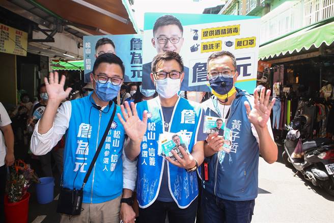 國民黨立法委員江啟臣（中）10日陪同黃子哲（右）、詹為元（左）在士北、松信聯合拜票，江啟臣先到士林華榮市場掃街拜票，再到松山草埔市場陪詹為元拜票。（鄧博仁攝）