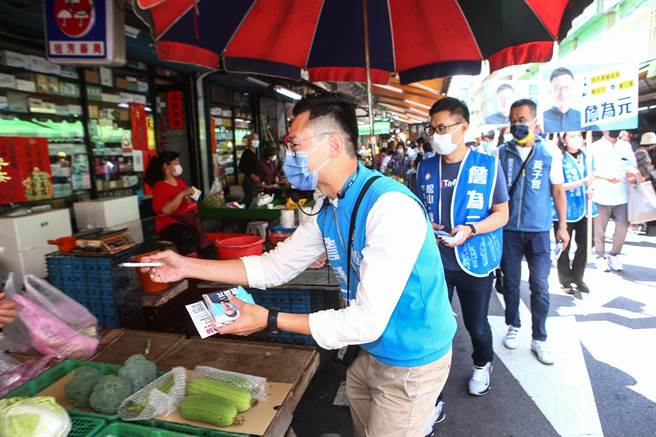 國民黨立法委員江啟臣（中）10日陪同黃子哲（後）、詹為元（前）在士北、松信聯合拜票，江啟臣先到士林華榮市場掃街拜票，再到松山草埔市場陪詹為元拜票。圖為松山草埔市場拜票情形。（鄧博仁攝）