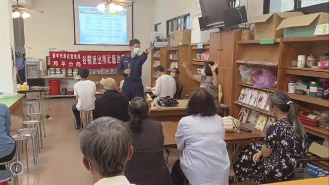 和平警分局谷关派出所长王继生趁着松鹤部落居民做礼拜前往，宣导遏止不法犯罪。（警方提供） 