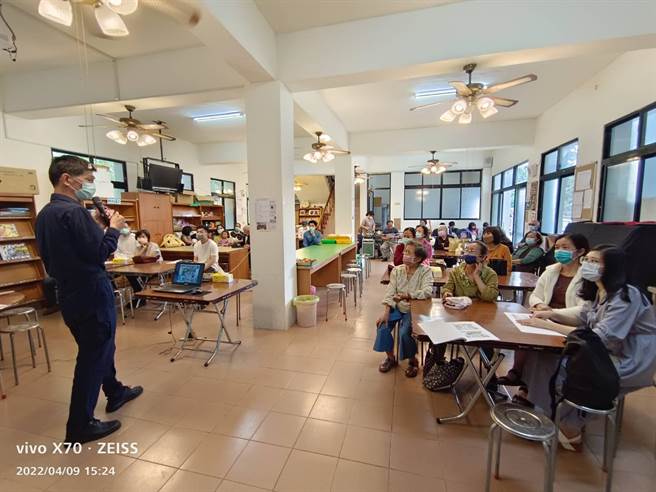 和平警分局谷关派出所长王继生趁着松鹤部落居民做礼拜前往，宣导遏止不法犯罪。（警方提供）