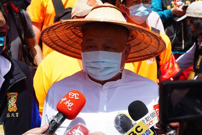 顏清标说妈祖喜欢热闹，不是惹事，这样确实不好。(吴建辉摄)