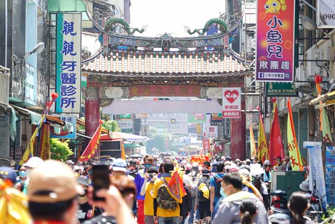 台中大甲镇澜宫妈祖銮轿中午抵达溪州后天宫。(吴建辉摄)