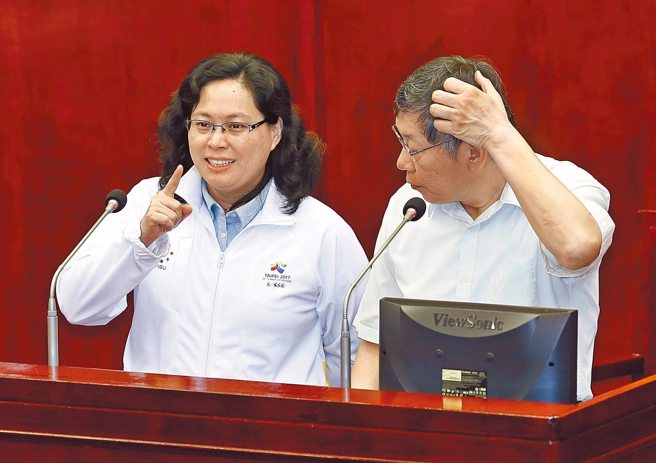 身兼民眾黨主席的台北市長柯文哲（右）日前在黨政會報中，針對苗栗縣議員提名爭議炮轟中評會主委、賴香伶（左）辦公室主任林恕暉，甚至脫口「誰家的狗，自己回去管好。」圖為賴香伶任台北市勞工局長時，與柯文哲在台北市議會接受質詢的畫面。（本報資料照片）
