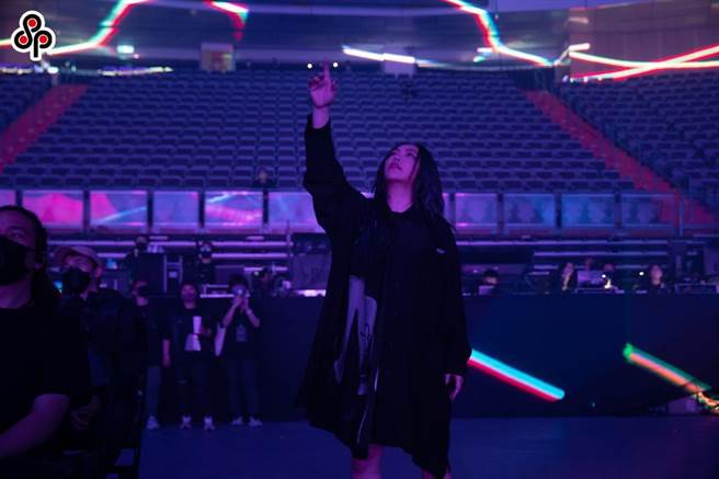 天后張惠妹在台北小巨蛋開唱，演出前和工作團隊提早進行總彩排。（EMI唱片提供／張立勳台北傳真）