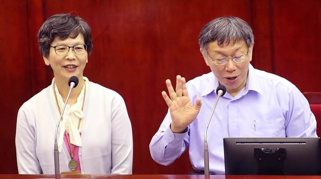 蔡壁如（左）护航称，第四权应该更关注民进党、国民党等大党的动向。（资料照）