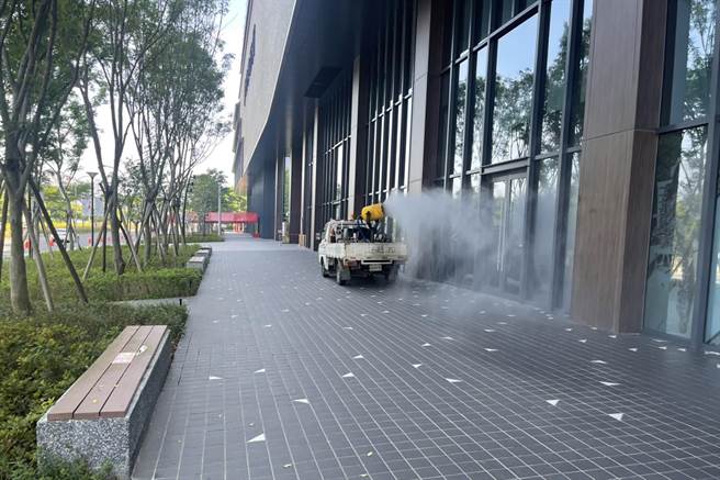 環保局在竹北遠百週邊進行消毒。（新竹縣政府提供／羅浚濱新竹傳真）