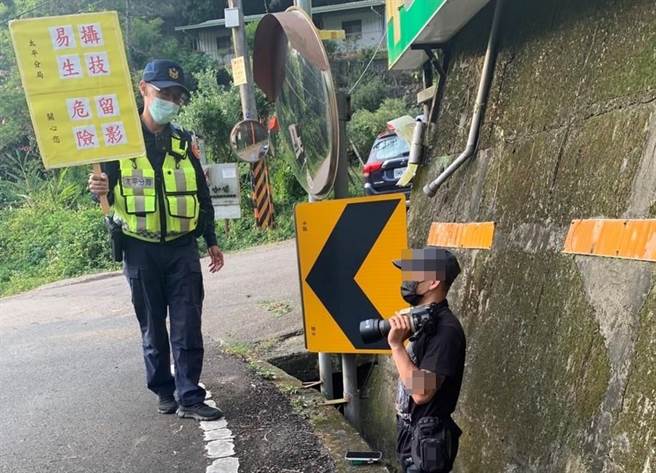 太平警分局针对长龙路段实施交通大执法，本次执法亮点也特别对在路旁捕捉车辆过弯的「追焦手」实施举牌劝导。（太平警分局提供／冯惠宜台中传真）