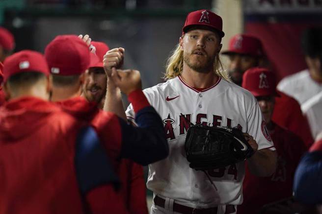 天使先发投手辛德加在第6局被换下，无失分取得胜投。（美联社）