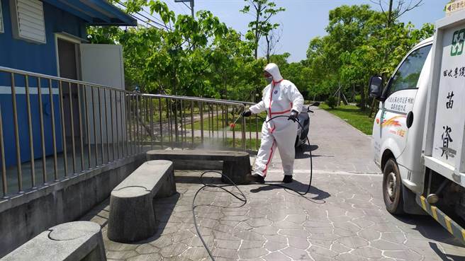 苗縣府派員到確診足跡點消毒。（苗栗縣府提供／李京昇苗栗傳真）