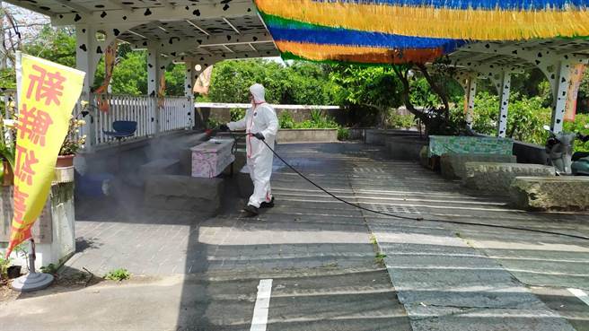 苗栗縣府派員到確診者曾到過的加油站清消。（苗栗縣府提供／李京昇苗栗傳真）