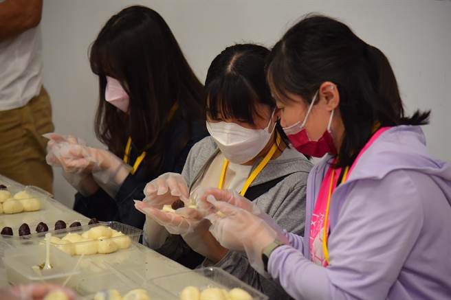 南投縣府與內政部移民署中區事務大隊南投縣服務站在台灣麻糬主題館共同辦理「虎哩新幸福-新住民企業參訪」活動，逾50個新住民家庭參與。（馮惠宜攝）