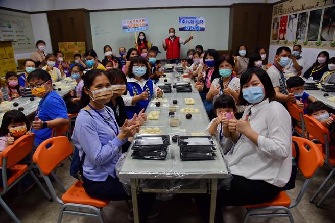 南投縣府與內政部移民署中區事務大隊南投縣服務站在台灣麻糬主題館共同辦理「虎哩新幸福-新住民企業參訪」活動，逾50個新住民家庭參與。（馮惠宜攝）