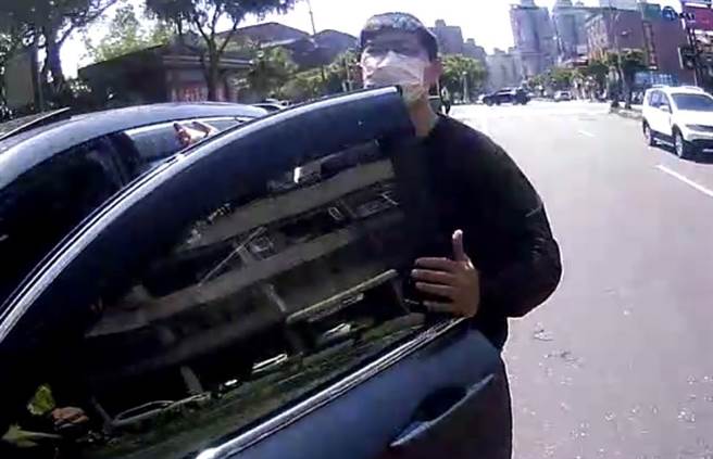 女童頭部血流不止警協助開道就醫。（警方提供／呂筱蟬桃園傳真）