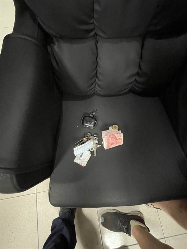 新北市李姓男子到大溪撬开机车后座和偷窃现金、iPhone耳机被抓。(警方提供／吕筱蝉桃园传真)