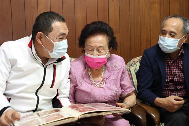 母亲节将至，新北市长侯友宜10日特地前往三重区向获选今年度模范母亲代表的王施珍珍祝贺。（叶书宏摄）