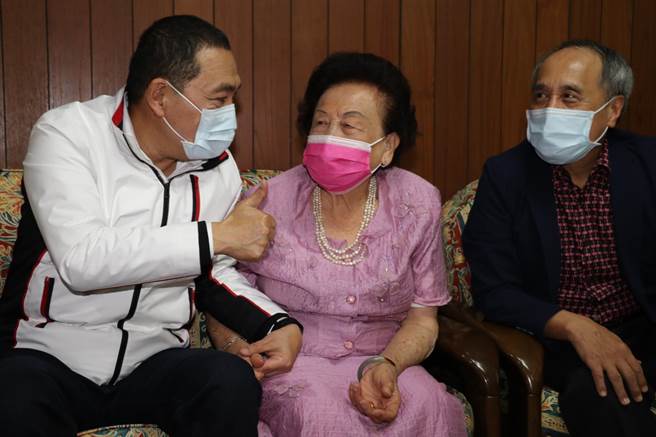 母亲节将至，新北市长侯友宜10日特地前往三重区向获选今年度模范母亲代表的王施珍珍祝贺。（叶书宏摄）