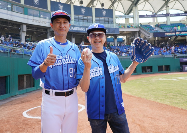 富邦悍將總教練丘昌榮（左）與「哈林」庾澄慶。（富邦悍將提供）