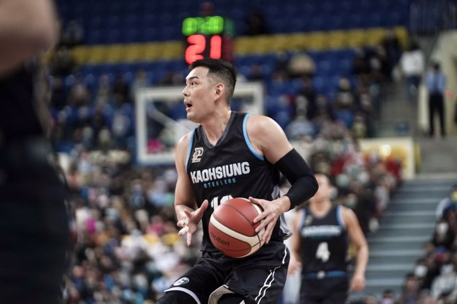 吕政儒今天将因照顾次子请假缺席遭遇领航猿的赛事。(高雄钢铁人提供)