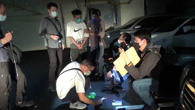 台南市刑大侦二队逮获拥枪毒的卢姓嫌犯（站立白色衣服者）。（读者提供／程炳璋台南传真）