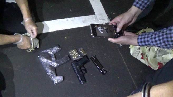 卢姓嫌犯遭查获持有衝锋枪与手枪各一把。（读者提供／程炳璋台南传真）