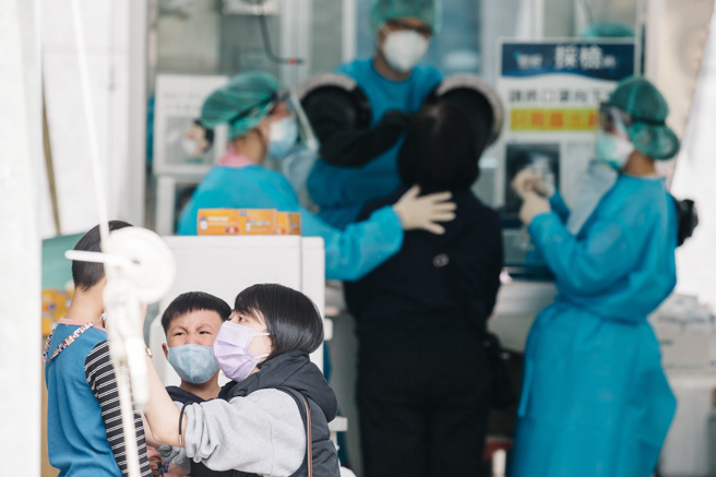 北大学生忧虑三峡校区疫情未歇，担忧恢復实体授课将有感染风险。图为三峡恩主公筛检站。(资料照／郭吉铨摄)