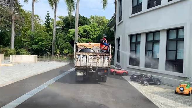 因大甲媽遶境彰化，彰化市國聖國小有提供校園給信眾使用，10日媽祖離境彰化市後，一早彰化市清潔隊也派員到國聖國小清消，避免在大量人潮聚集後，有疫情擴散的風險。（縣府提供／吳建輝彰化傳真）