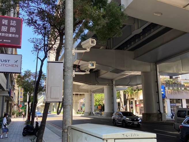 台中市环保局结合AI智慧科技，2020年开始採用「自动判烟技术与车牌影像自动辨识系统」查缉乌贼机车。(环保局提供／林欣仪台中传真)