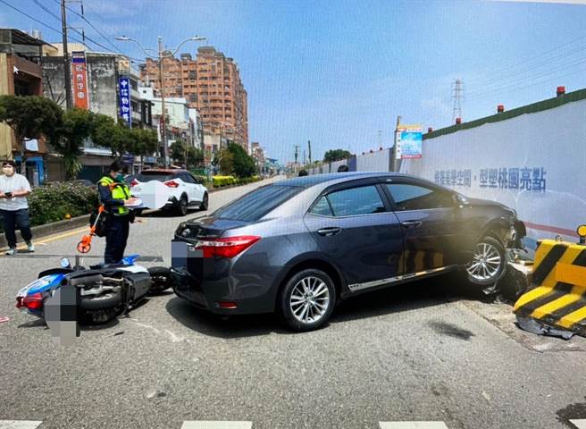 桃園中壢3汽機車連環撞，機車騎士送醫無生命危險。(警方提供／呂筱蟬桃園傳真)