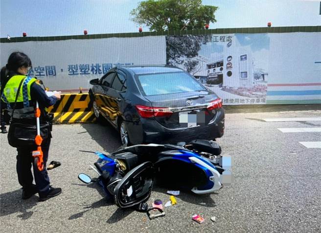 桃園中壢3汽機車連環撞，機車騎士送醫無生命危險。(警方提供／呂筱蟬桃園傳真)