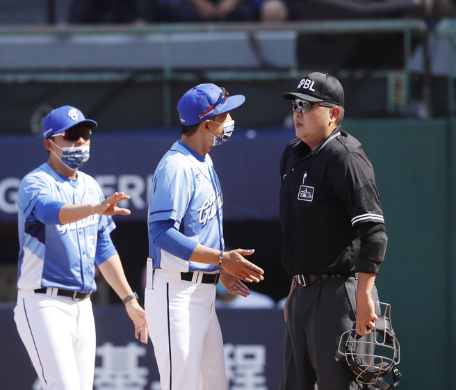 富邦悍将总教练丘昌荣（中）上前抗议好球带遭驱逐出场。（陈怡诚摄）