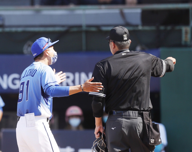 富邦悍将总教练丘昌荣上前抗议好球带遭驱逐出场。（陈怡诚摄）