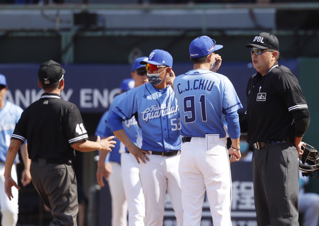 富邦悍将总教练丘昌荣上前抗议好球带遭驱逐出场。（陈怡诚摄）