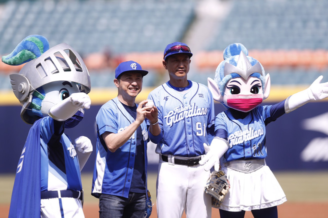 庾澄庆赛前为富邦悍将开球。（陈怡诚摄）