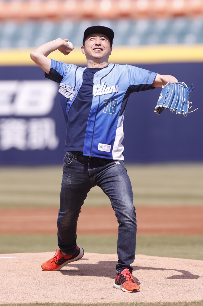 庾澄庆赛前为富邦悍将开球。（陈怡诚摄）