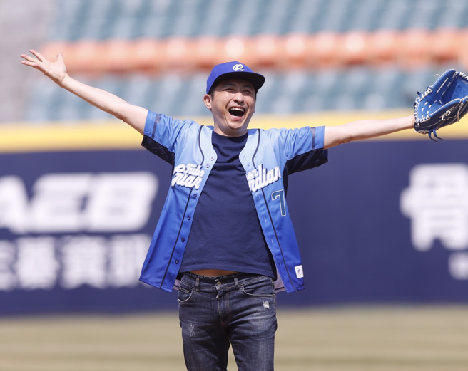 庾澄庆赛前为富邦悍将开球。（陈怡诚摄）