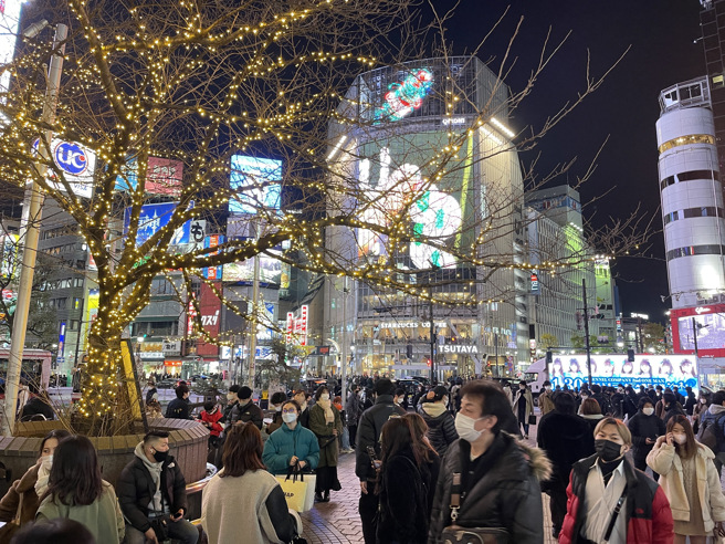 隨著疫情升溫反彈令人憂慮「第7波」疫情恐將到來的情況下，日本各地新增確診病例的速度也出現城鄉差距。(圖／中央社)