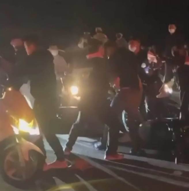 大甲妈起驾夜出城后，两派人马因行车纠纷大打出手，现场一片混乱。（记者爆料网提供／陈淑娥台中传真）