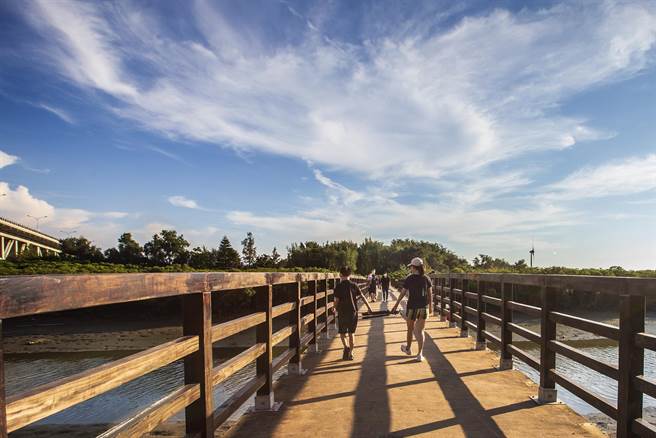 通往紅樹林的虹橋，基礎與結構有鬆脫現象，縣府向中央爭取到2千多萬元災損金，預計5月上網招標進行補強工程。（羅浚濱攝）
