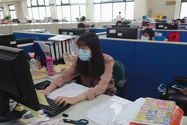 去年新竹县劳工处工读青年的工作状况。（新竹县政府提供／罗浚滨新竹传真）