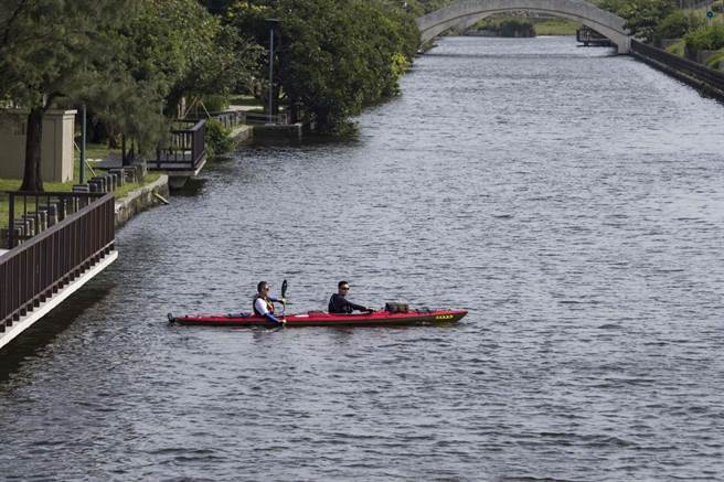 新竹市政府逐步改善港南运河优养化水域，今夏可望推动独木舟水上活动。（新竹市政府提供／罗浚滨新竹传真）