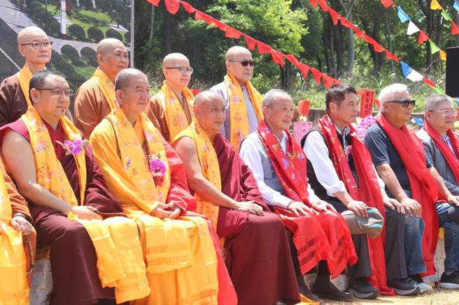 ，创建人苏南嘉措仁波切、苗栗县长徐耀昌等人共同合照。（苗栗县政府提供／李京升苗栗传真）