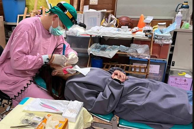 馬偕紀念醫院團隊在司馬庫斯小學為民眾提供牙科診療服務。（健保署北區業務組提供／羅浚濱新竹傳真）