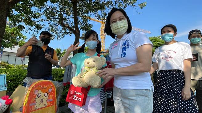 賴香伶說，她下午2點40分在桃園區風禾公園跑行程時，接到柯的道歉來電。(蔡依珍攝)