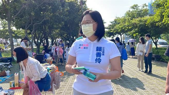 賴香伶說，她下午2點40分在桃園區風禾公園跑行程時，接到柯的道歉來電。(蔡依珍攝)