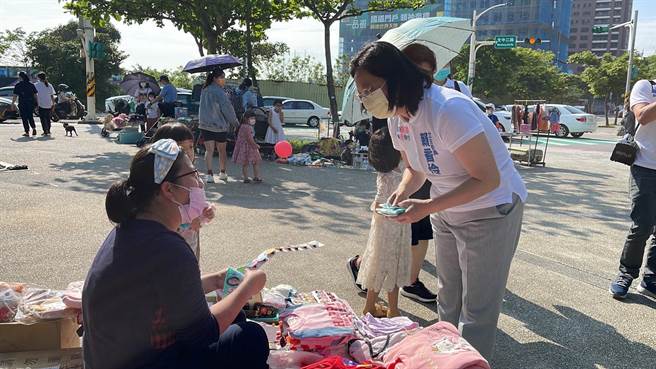 賴香伶說，她下午2點40分在桃園區風禾公園跑行程時，接到柯的道歉來電。(蔡依珍攝)
