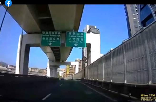 民眾提供影片向台北市議員李明賢陳情投訴，表示經過環東大道竟遇天外飛來落石。（截自臉書《李明賢 -阿賢之聲 
》影片）